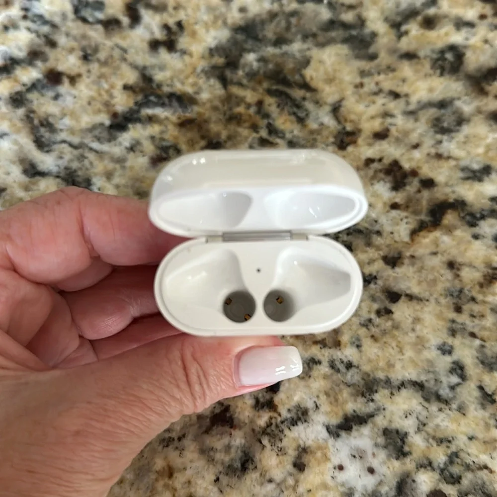 BRAND NEW APPLE CHARGING CASE FOR AIRPODS